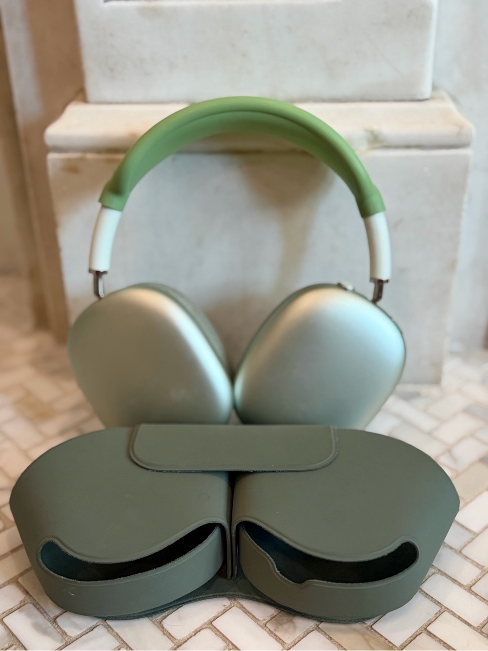 Apple AirPod Max Green Over-the-Ear Headphones with Case